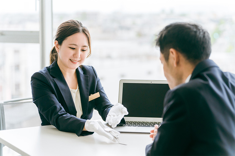 画像：女性鑑定士イメージ